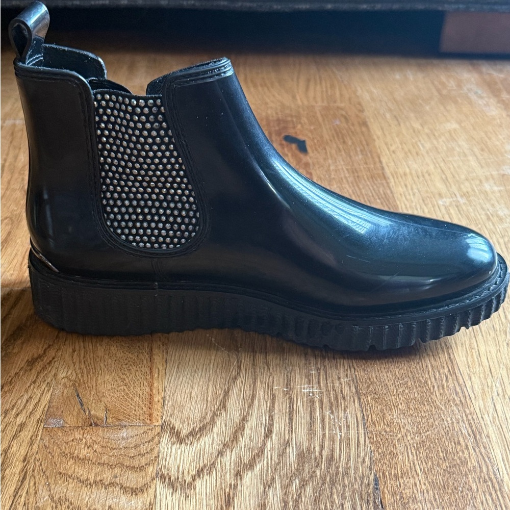 MICHAEL Michael Kors. Lulu Rain boot. Black. Size 8. - Picture 7 of 12